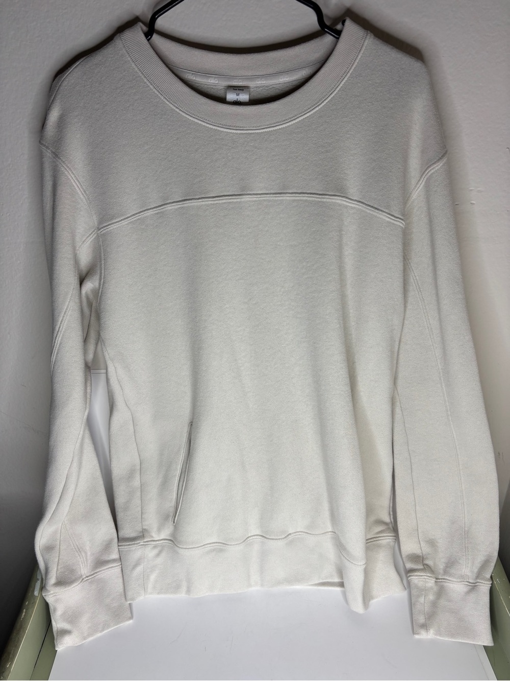 Alo Yoga  Womens Size Medium Oversized Crewneck Sweatshirt Cream Ivory Pullover